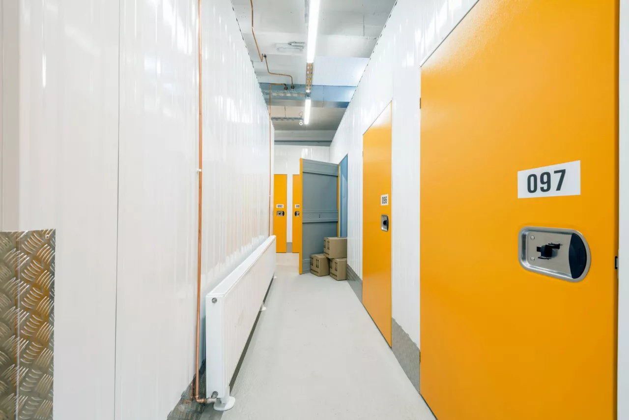 stauraum-oldenburg-innenansicht-gang-lagerboxen-rechts