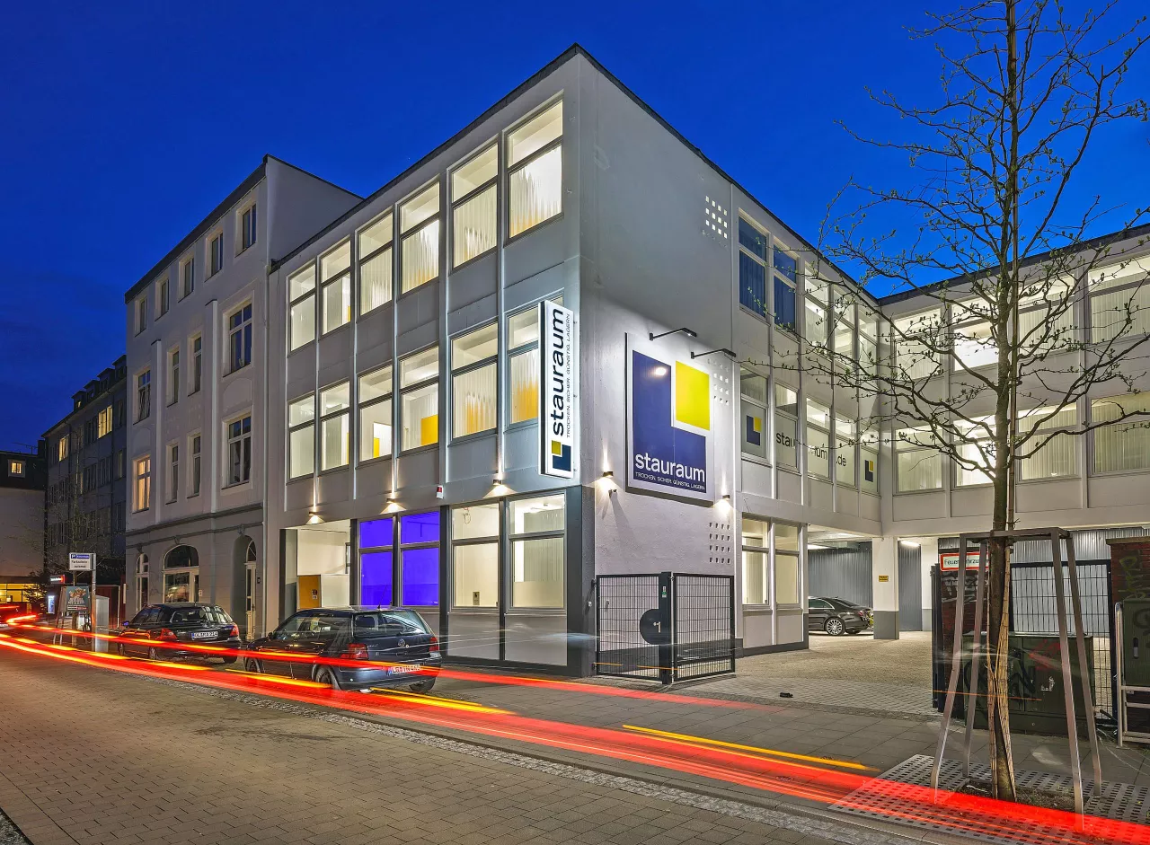 stauraum-oldenburg-gebaeudeansicht-nacht