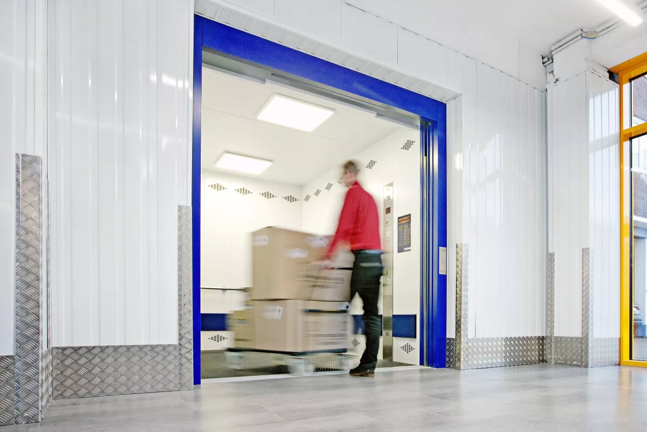 stauraum_bremen_s29_innen_einladen_in_fahrstuhl_4