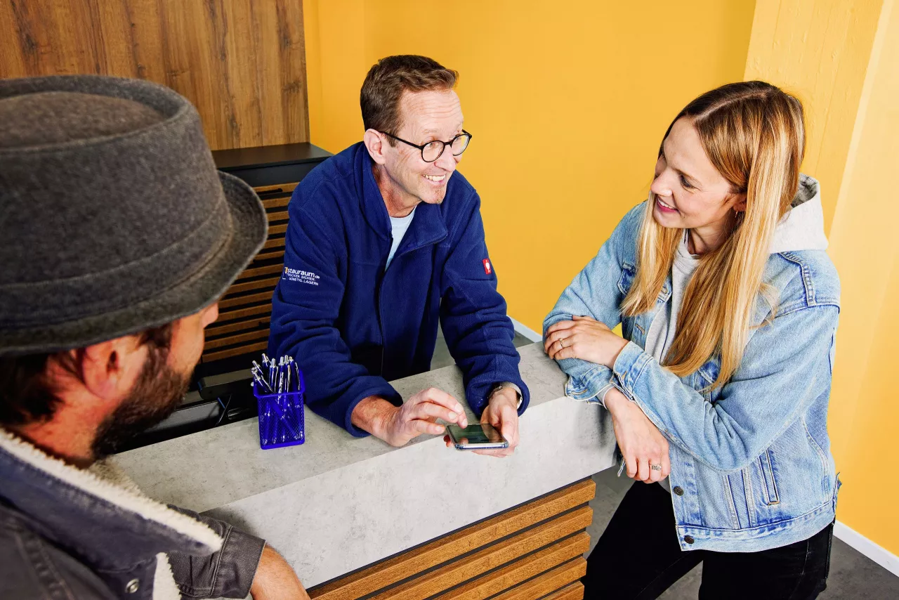 stauraum_bremen_s29_innen_kundin_beratung_gluecklich