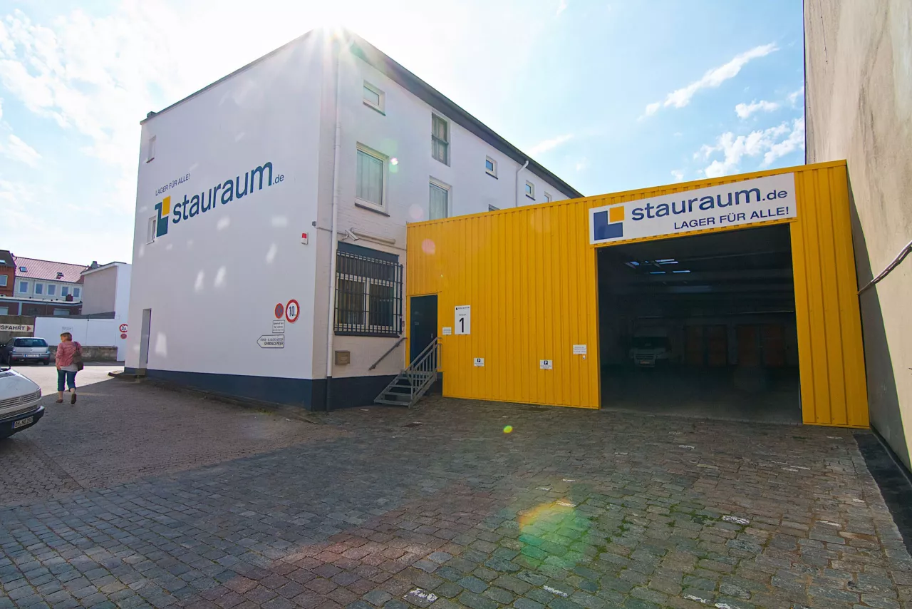 stauraum-kiel-aussenansicht-hinterhof-einfahrt