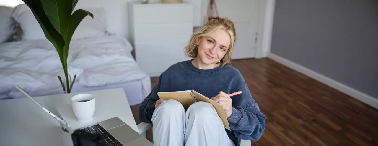 junge_frau_mit_notizbuch