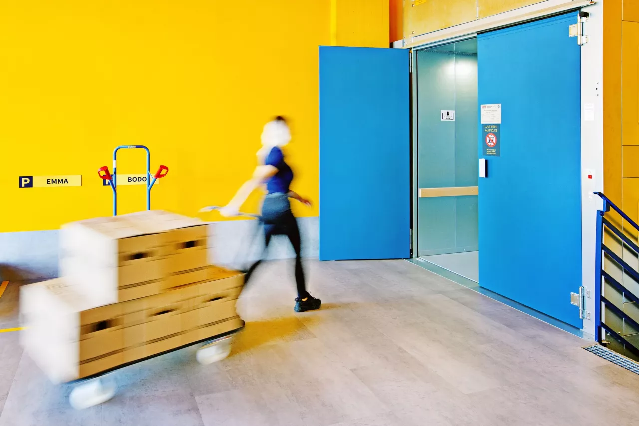 stauraum_bremen_g13_innen_plattformwagen_ziehen