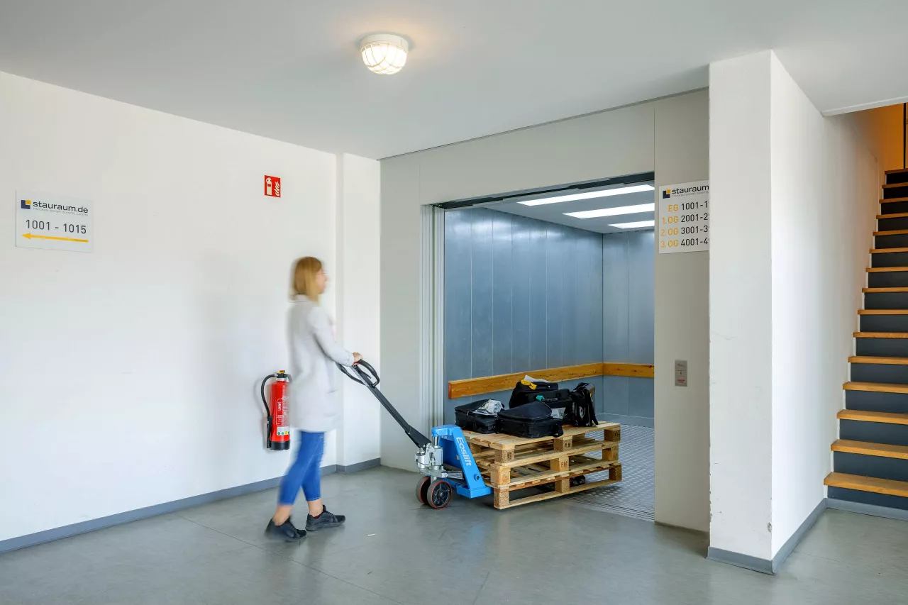 stauraum_bremen_h34_innen_lastenaufzug