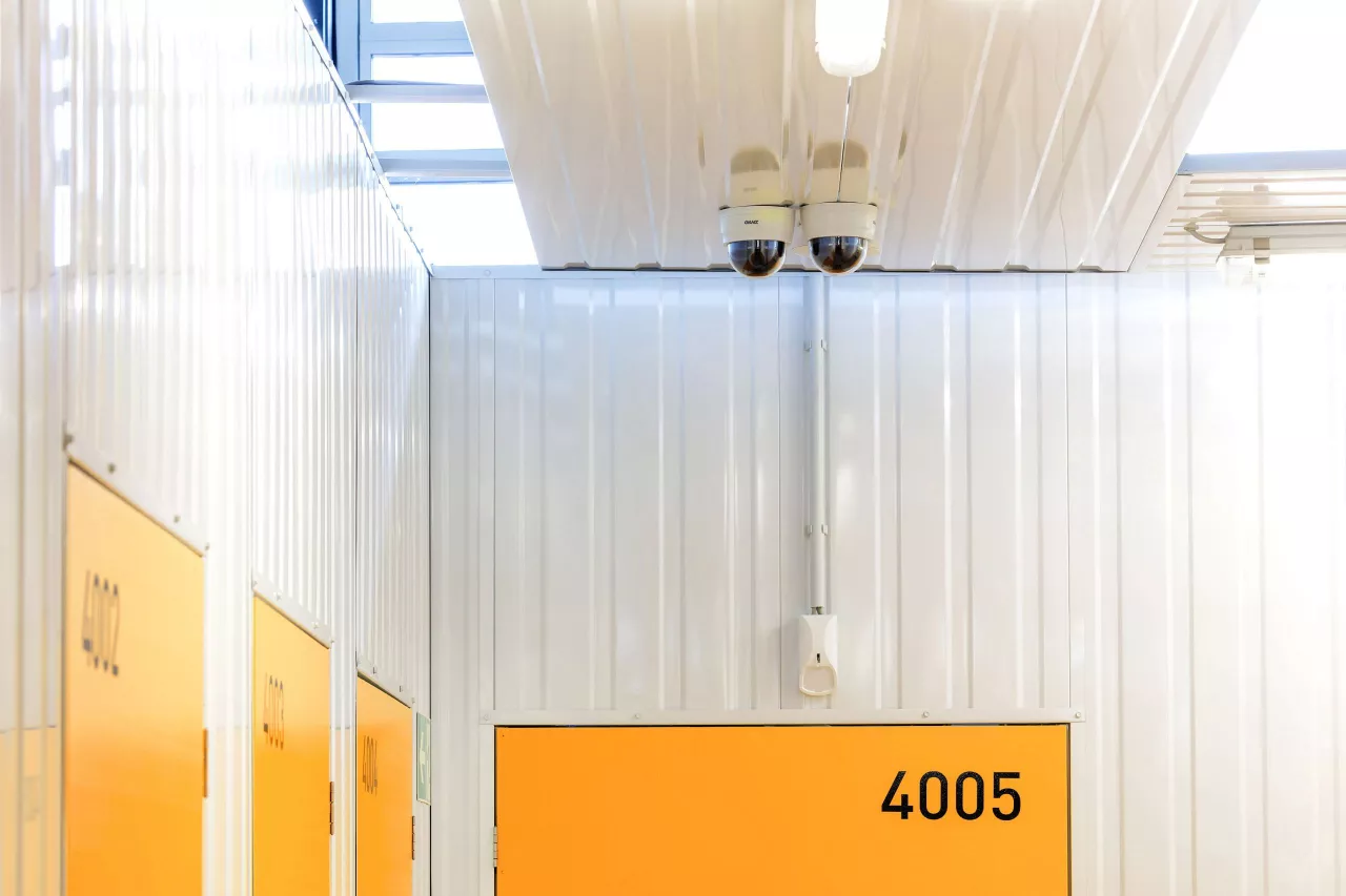 stauraum-kiel-innenansicht-ueberwachungskameras-decke