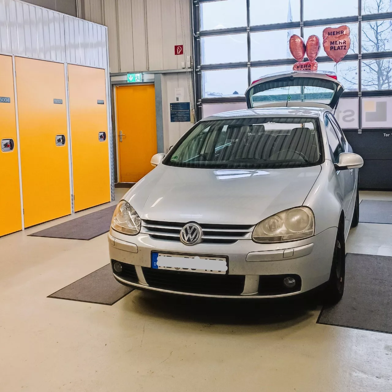 stauraum_horn_ladezone_mit_pkw