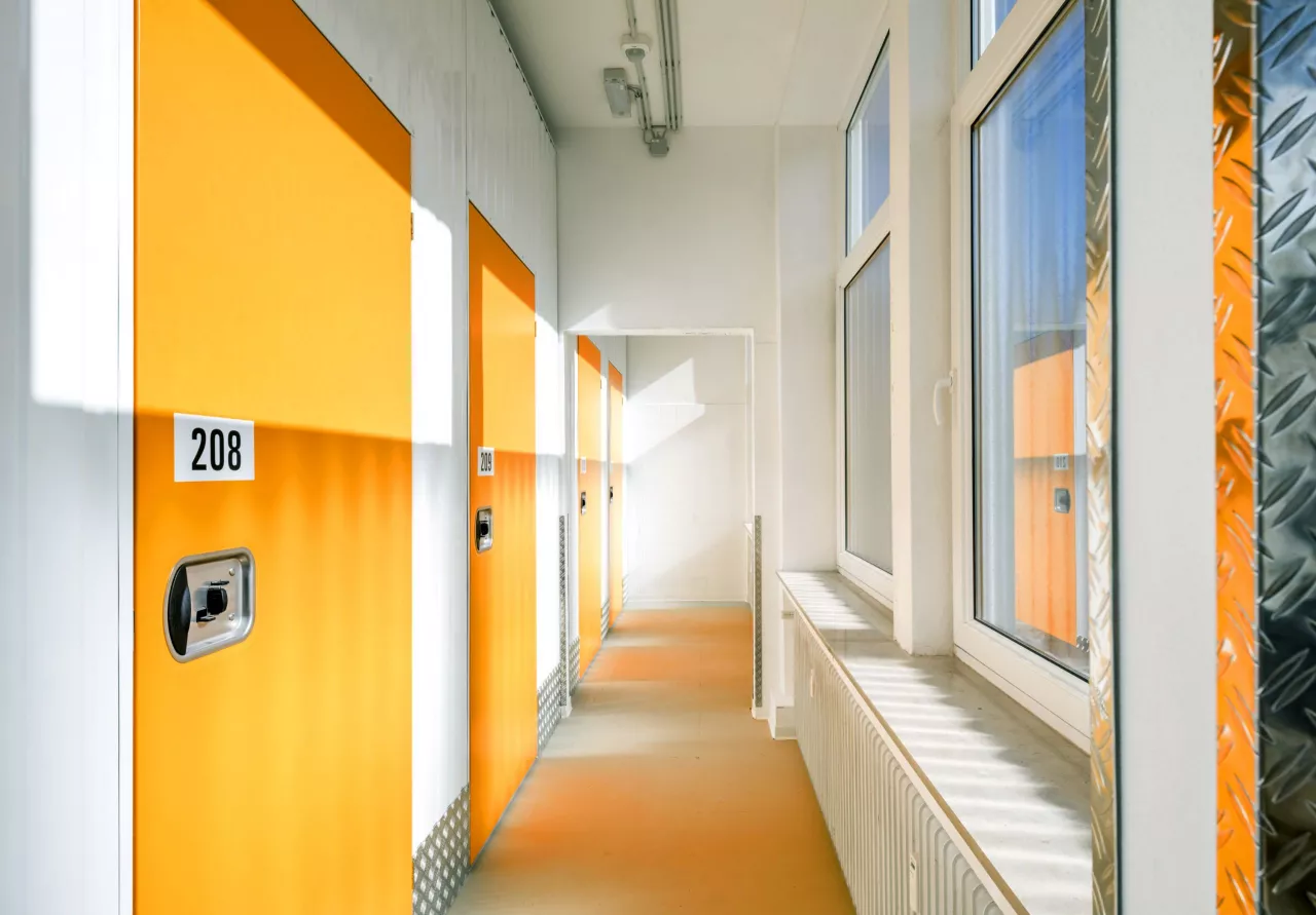 stauraum-oldenburg-innenansicht-gang-stauraum-boxen-links-fenster-rechts