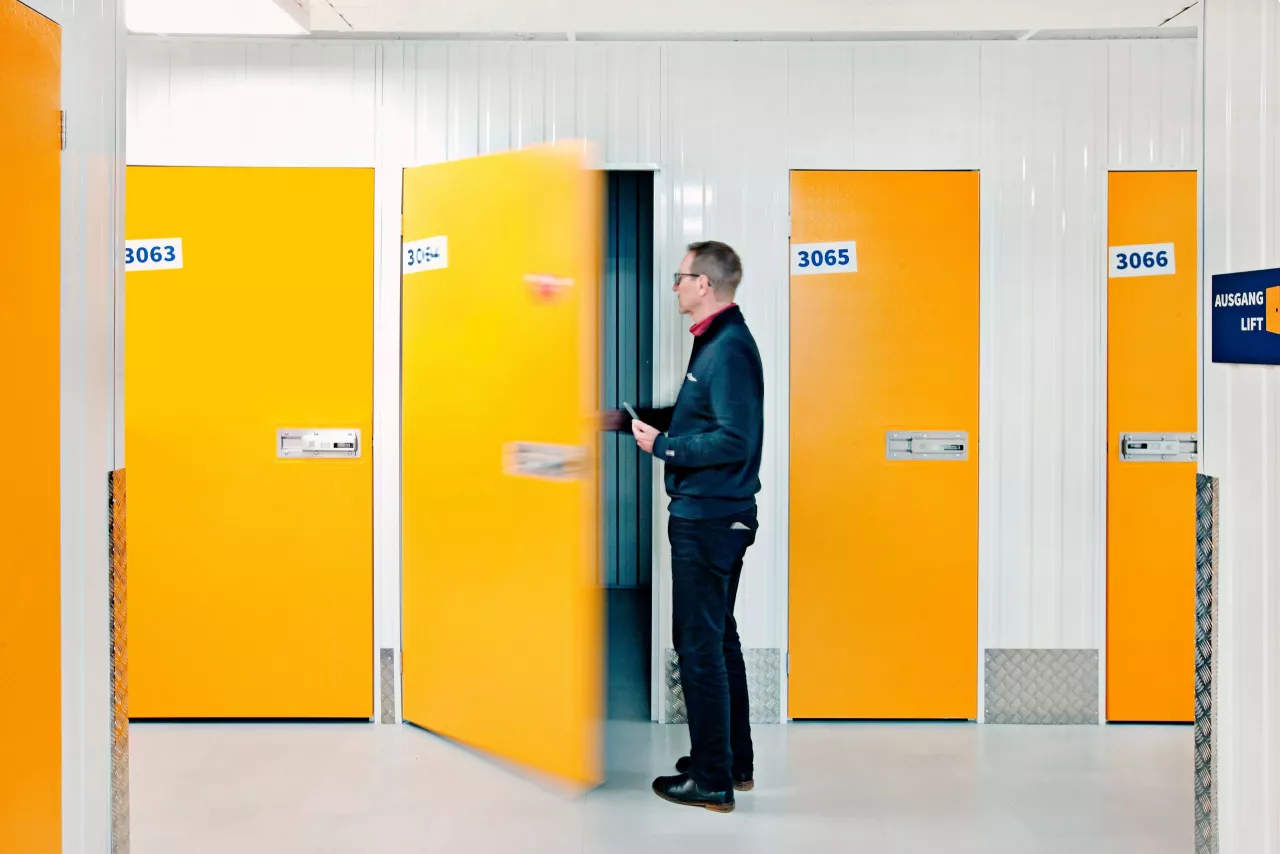 stauraum_bremen_s29_innen_frontal_zwei_stauraeume_tuer_offen_mit_subjekt