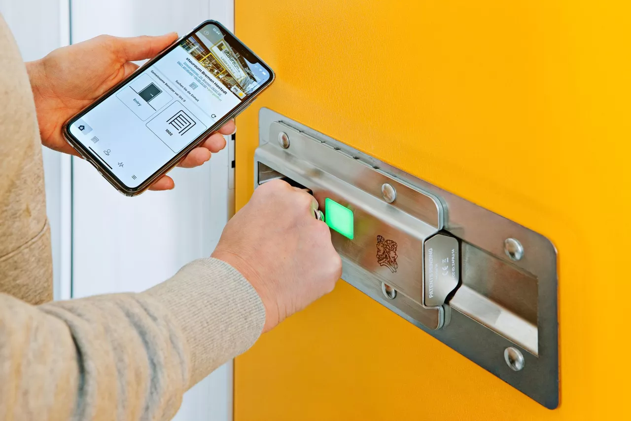 stauraumapp-tuer-oeffnen-per-smartphone